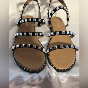 Studs sandals